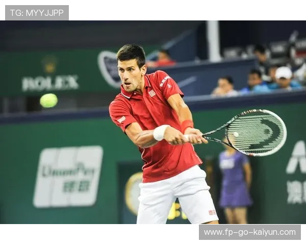 德约科维奇反拍跨步救球精彩绝伦：科技与训练在球场上的对话